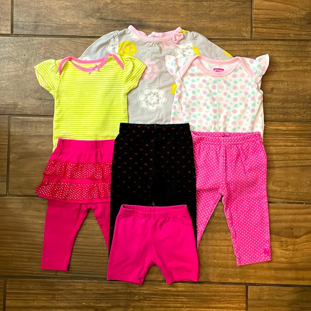 LOT OF INFANT GIRLS CLOTHING : SIZE 6/9 MONTHS